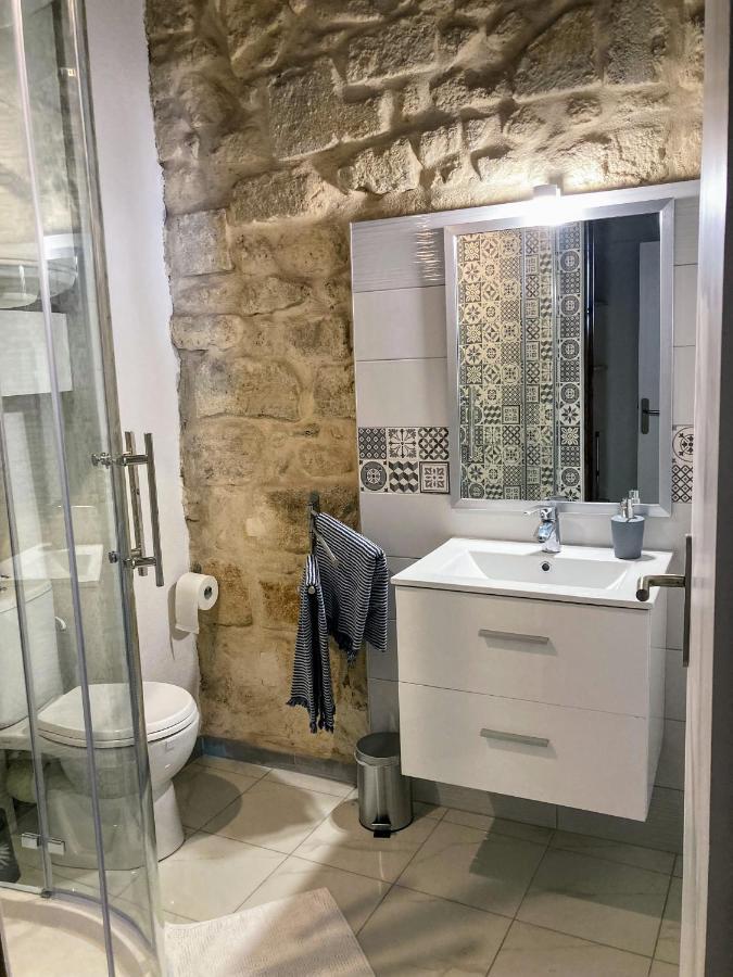 סן-ז'יל Immeuble 3 Apparts Centre Historique St Gilles Maisoncarreeconciergerie מראה חיצוני תמונה