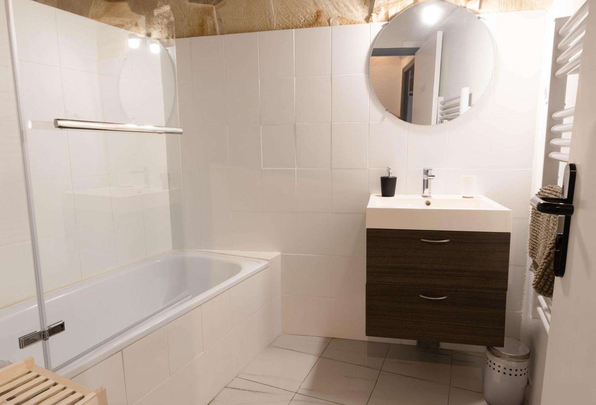 סן-ז'יל Immeuble 3 Apparts Centre Historique St Gilles Maisoncarreeconciergerie מראה חיצוני תמונה