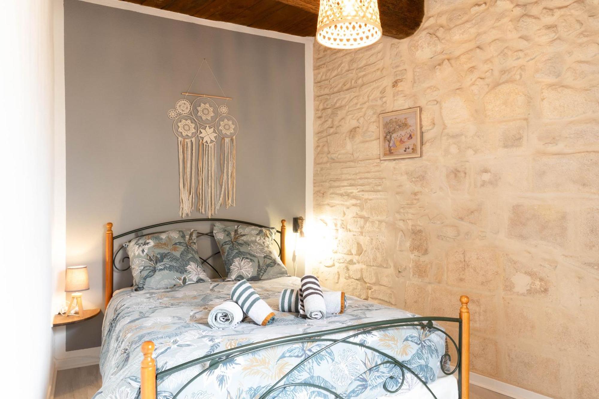 סן-ז'יל Immeuble 3 Apparts Centre Historique St Gilles Maisoncarreeconciergerie מראה חיצוני תמונה