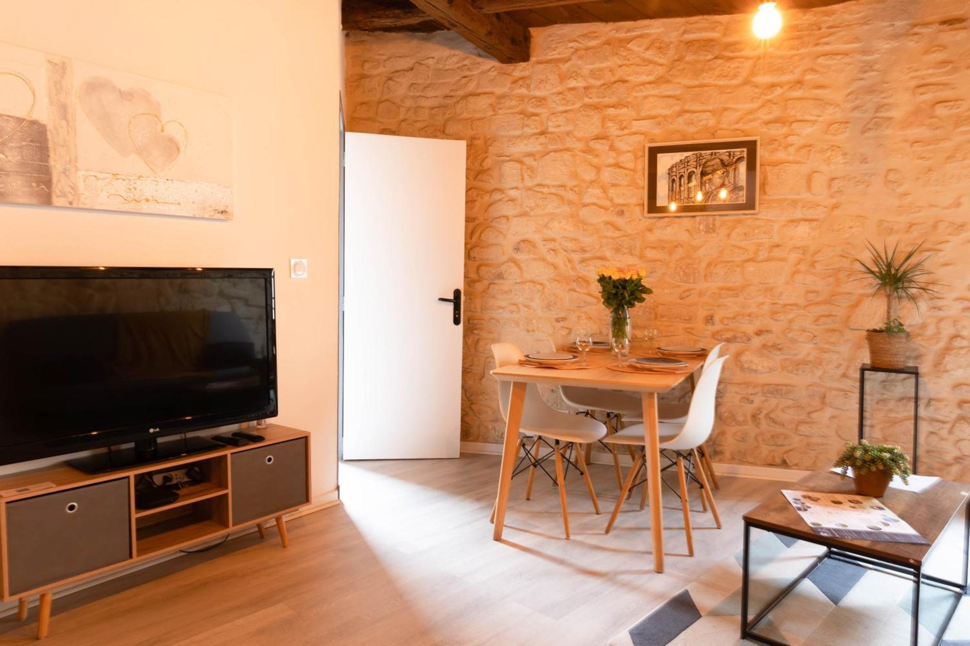 סן-ז'יל Immeuble 3 Apparts Centre Historique St Gilles Maisoncarreeconciergerie מראה חיצוני תמונה